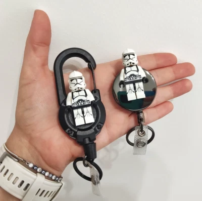 Mulinello distintivo infermiera Stormtrooper - simpatico porta documenti con minifigure, regalo medico - Immagine 1 di 4