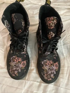 Dr. Martens Beckett lace-up black boots w/ pastel floral print, women's size 8 - Picture 1 of 8