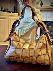 Dooney & Bourke Handtasche hellbraun Krokodilprägung veganes Leder HOBO Style - Bild 1 von 19