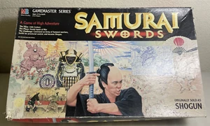 SAMURAI SWORDS gioco da tavolo (1995 Milton Bradley) -- Shogun -- *DAMAGE BOX**COSÌ COM'È* - Foto 1 di 24
