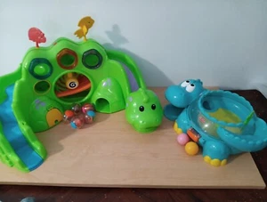 Fisher Price Roll-A-Rounds Drop N Roar Dinosaurier & Mohn Pop Musical Dino Set - Bild 1 von 12