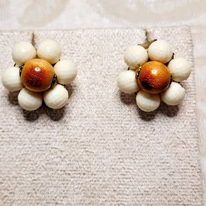 VINTAGE GERMANY CLIP-ON EARRINGS WHITE LUCITE DAISY FLOWER RETRO 1950s - Picture 1 of 9