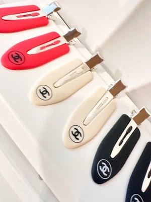 Juego de pinzas para el cabello Chanel Beauty ~ 3 pares ~ clips azules, blancos, rojos ~ nuevos en caja Foto 1 de 4