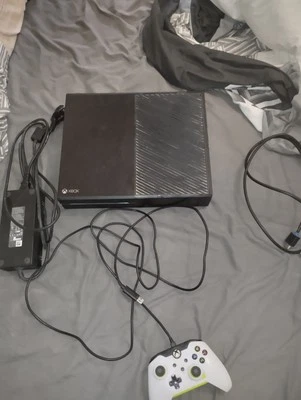 Consola XBOX One  + mando, alimentador y cable HDMI - Imagen 1 de 4