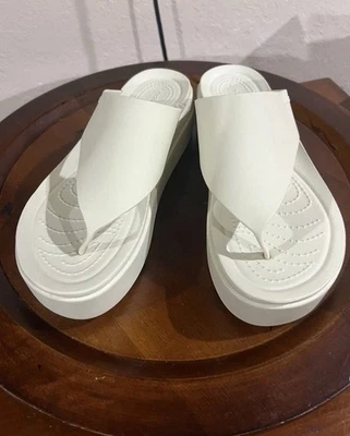 Sandalia boho Crocs para mujer Brooklyn marfil cuña baja plataforma talla 7 EE. UU. Chanclas Foto 1 de 4