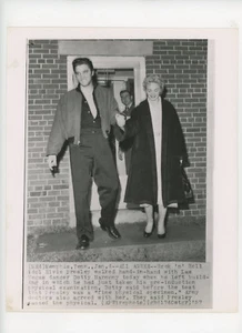 ELVIS PRESLEY Orig Movie Still 8x10 Enlisting In Army, Dotty Harmony 1957 18839 - Picture 1 of 2