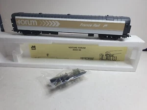 JOUEF HO ##5303 WAGON COUVERT SNCF "FORUM" avec accessoires  NEUF EN BOITE gu - Picture 1 of 6