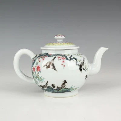 Tetera china antigua de porcelana rosa familiar con patrón de flores y pájaros Foto 1 de 4