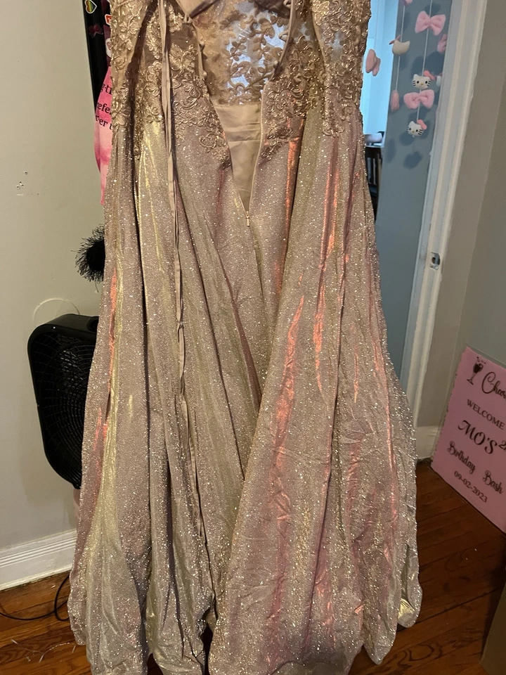 Lindo vestido largo de graduación champán*tiene bolsillos* Foto 1 de 3