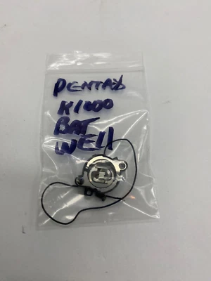 Pentax K1000 camera battery well Foto 1 de 2