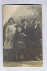 Madre con 3 hijas, NOKO 1907-1929 foto real postal RPPC - Imagen 1 de 2