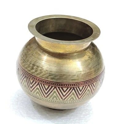 Ancienne lota ou pot à eau bénite en laiton esthétique et gravé à la main - Photo 1/4