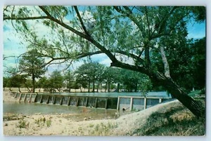 1960 Szene entlang des Guadalupe River Dam Bäume Kerrville Texas TX Vintage Postkarte - Bild 1 von 2