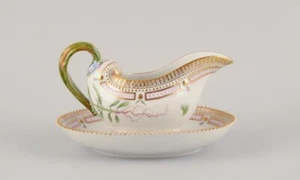Royal Copenhagen Flora Danica sauce boat on pedestal. 24-karat gold decoration - Picture 1 of 9