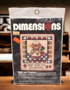 Dimensions  Bear Diet Plaque Kit 6128 Embroidery Crewel 4.5" x 5" Vintage 1983   - Afbeelding 1 van 6