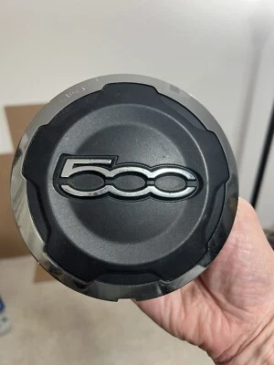 (1) OEM 2012 - 2016 Fiat 500 Black/Chrome Center Cap Hubcap 735574469 - Image 1 of 4