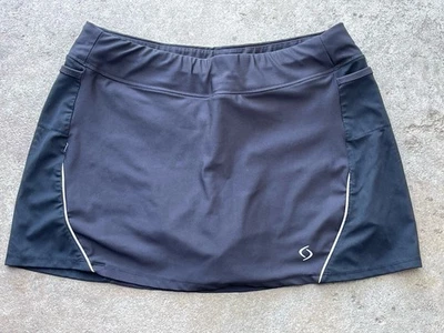 Falda corta Moving Comfort negra mediana para mujer ajuste deportivo laterales de malla Foto 1 de 4