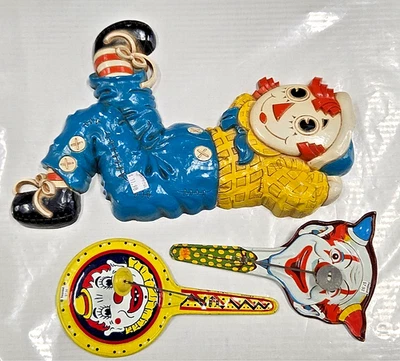 复古小丑 批量,Kirchhof 1950 年代 锡噪音制造者和 '77 Raggedy Andy 壁挂 — 第 1/4 张图片