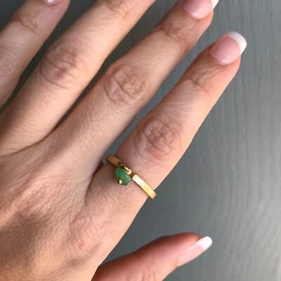 Anillo apilable Anthropologie ajustable tono dorado nuevo con etiquetas con piedras preciosas verdes Foto 1 de 4