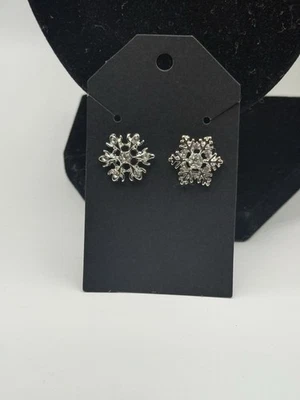❄️ Aretes de copo de nieve de cristal plateado - Elegante brillo de vacaciones de invierno Foto 1 de 3