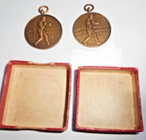 2 X VINTAGE BOXING MEDALS PARIS HOUSE WINNER A.C. RANDEL RAF POLICE AIR FORCE - Foto 1 di 4