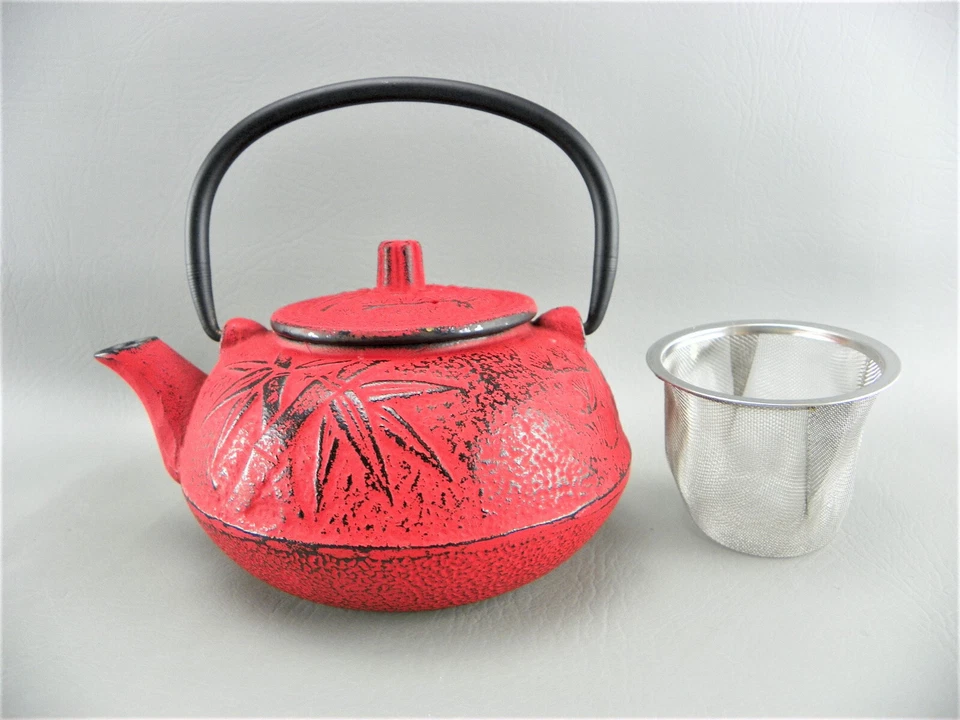 Tetera pesada antigua holandesa Raimunda ornamentada de hierro fundido roja negra con infusor  Foto 1 de 4