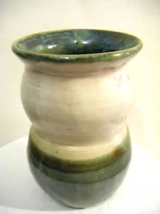 Studio Kunst Keramik Vase erdig grün creme braun rustikale Töne signiert "MJL" - Bild 1 von 6