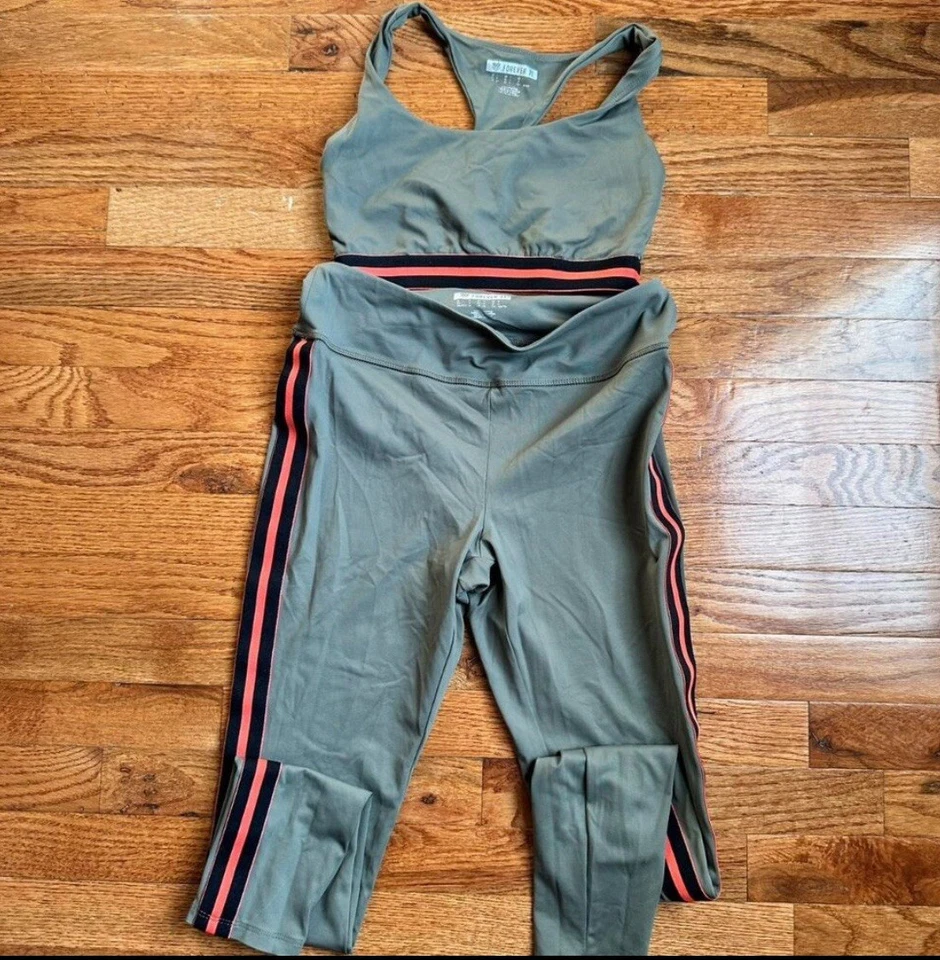 Conjunto deportivo F21 verde con rayas rojas para mujer parte superior pequeña parte inferior mediana Foto 1 de 1