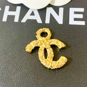 Chanel Authentic pendant Coco mark lava Yougan vintage gold color W2.3cm C01 - Picture 1 of 4