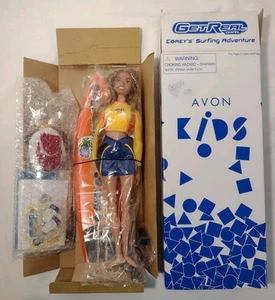 NOS Avon Kids Get Real Girl Corey's Surfing Adventure 1999 NUOVO scatola aperta - Foto 1 di 5