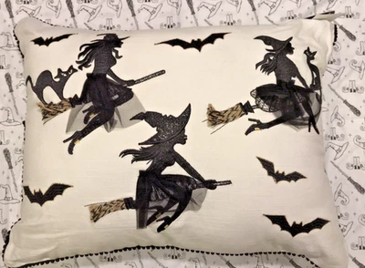 Almohada de Halloween brujas volando en una escoba casa de vacaciones murciélagos gato negro NUEVO Foto 1 de 2