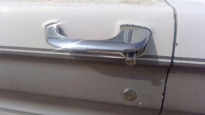 Manija de puerta exterior delantera izquierda Ford Ranchero 64 OEM palanca cromada Foto 1 de 4