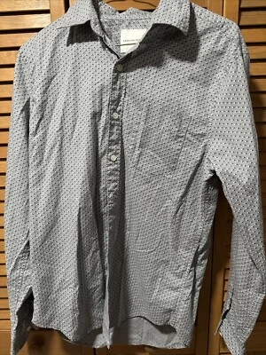 Camisa de vestir pequeña para hombre American Eagle gris con diseño negro Foto 1 de 4