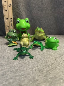 Frosch Figuren Konvolut 7 Miniatur Spielzeug gemischt Kunststoff grün sortiert Sammlerstücke - Bild 1 von 8