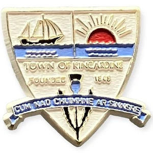 Sammlerstück Vintage Wappen Kincardine bunte Kunststoff Pinback Anstecknadel Hutnadel - Bild 1 von 3