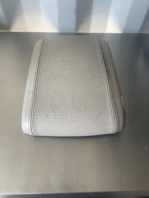 Крышка подлокотника крышка для центральной консоли Cadillac Escalade 2003-2006 годов выпуска серая от оригинального производителя - Изображение 1 из 4