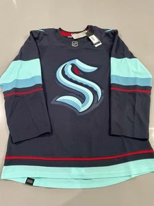 ¡NUEVO! Camiseta deportiva de hockey Adidas NHL Seattle Kraken auténtica para hombre 46 azul marino GT5622 $180 - Imagen 1 de 7