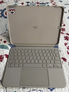 Logitech Combo Touch iPad Pro 11 cali (M4)(2024) Klawiatura Kickstand - piasek - Zdjęcie 1 z 5