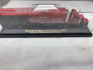 Dale Earnhardt 7 Time Champion Awards Banquet 1/64 Transporter mit Vitrine - Bild 1 von 5