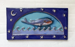 Piastrella vintage Eartha Parran Collery Art Studio ceramica balena marina 10,5" - Foto 1 di 7