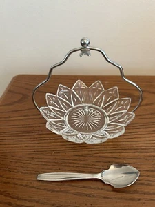 Plato de vidrio de mermelada de nueces Relish de colección con cuchara para servir colgante y soporte tono plateado - Imagen 1 de 8