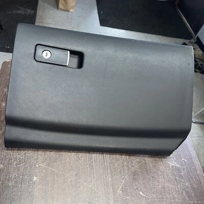 2014-2018 INFINITI Q50 ПРАВАЯ ПАССАЖИРСКАЯ СТОРОНА ПЕРЧАТОЧНЫЙ ЯЩИК ЧЕРНЫЙ OEM 68593 4GF0A - Изображение 1 из 4