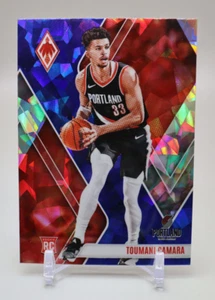 2023-24 Panini Phoenix Toumani Camara RC Blu Cracked Ice Prizm - Foto 1 di 2