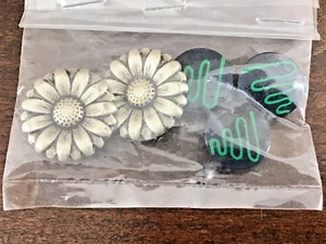 Buttons 2 Rnd Plastic Flower w/Shank & 3 Navy Blue w/Green Design Vtg Set of 5 - Picture 1 of 8