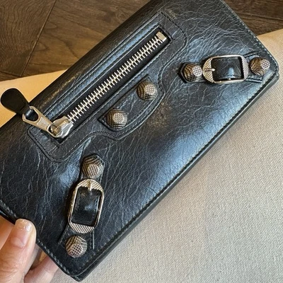 Balenciaga 深灰色无烟煤羊皮长款钱包巨型银色铆钉 — 第 1/4 张图片