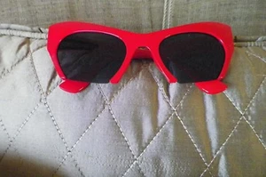 CAT EYE Sonnenbrille in leuchtend roter Farbe mit grauen Gläsern. - Bild 1 von 6
