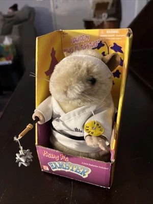 Gemmy 2001 Kung Fu Lucha Baile Hámster Artes Marciales Spinnunchuks Bata Blanca Foto 1 de 3