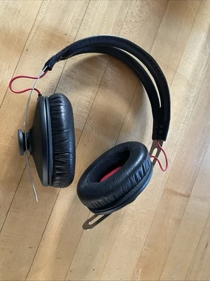 Auriculares con cable Sennheiser Momentum negros/rojos Foto 1 de 4