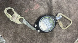 FALL SAFE PROTECTION SELF-RETRACTING LIFELINE LANYARD 11 FEET LOCKING SNAP HOOK - Picture 1 of 12