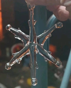 Ornamento fiocco di neve trasparente 6 punte artigianale vintage 3"x2,5" molto dettagliato!! - Foto 1 di 3